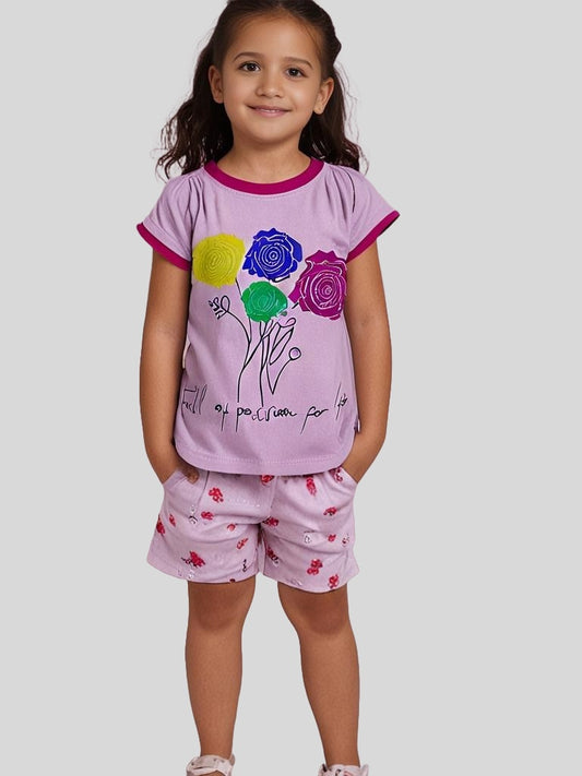 Soft cotton girls’ t-shirt featuring a vibrant and playful floral print, perfect for casual summer wear