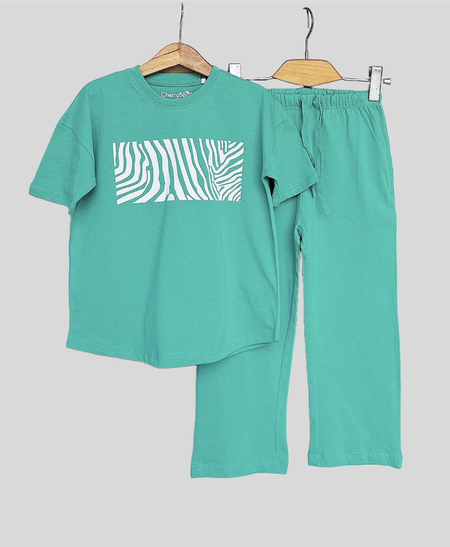 Trendy girls' leopard print oversized t-shirt and matching loose fit trousers for a bold, comfy look