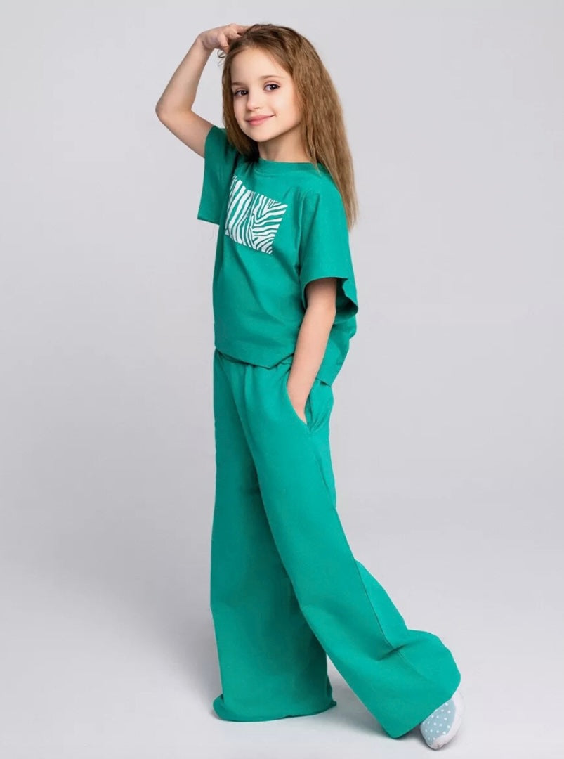 Girls' oversized t-shirt and trouser set with allover leopard print and loose fit
