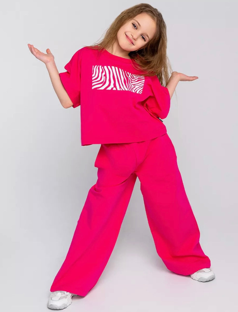 Trendy girls' leopard print oversized t-shirt and matching loose fit trousers for a bold, comfy look