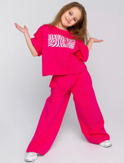 Trendy girls' leopard print oversized t-shirt and matching loose fit trousers for a bold, comfy look