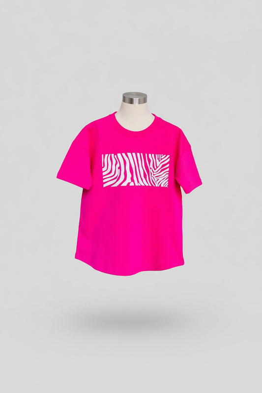 Trendy girls' leopard print oversized t-shirt and matching loose fit trousers for a bold, comfy look