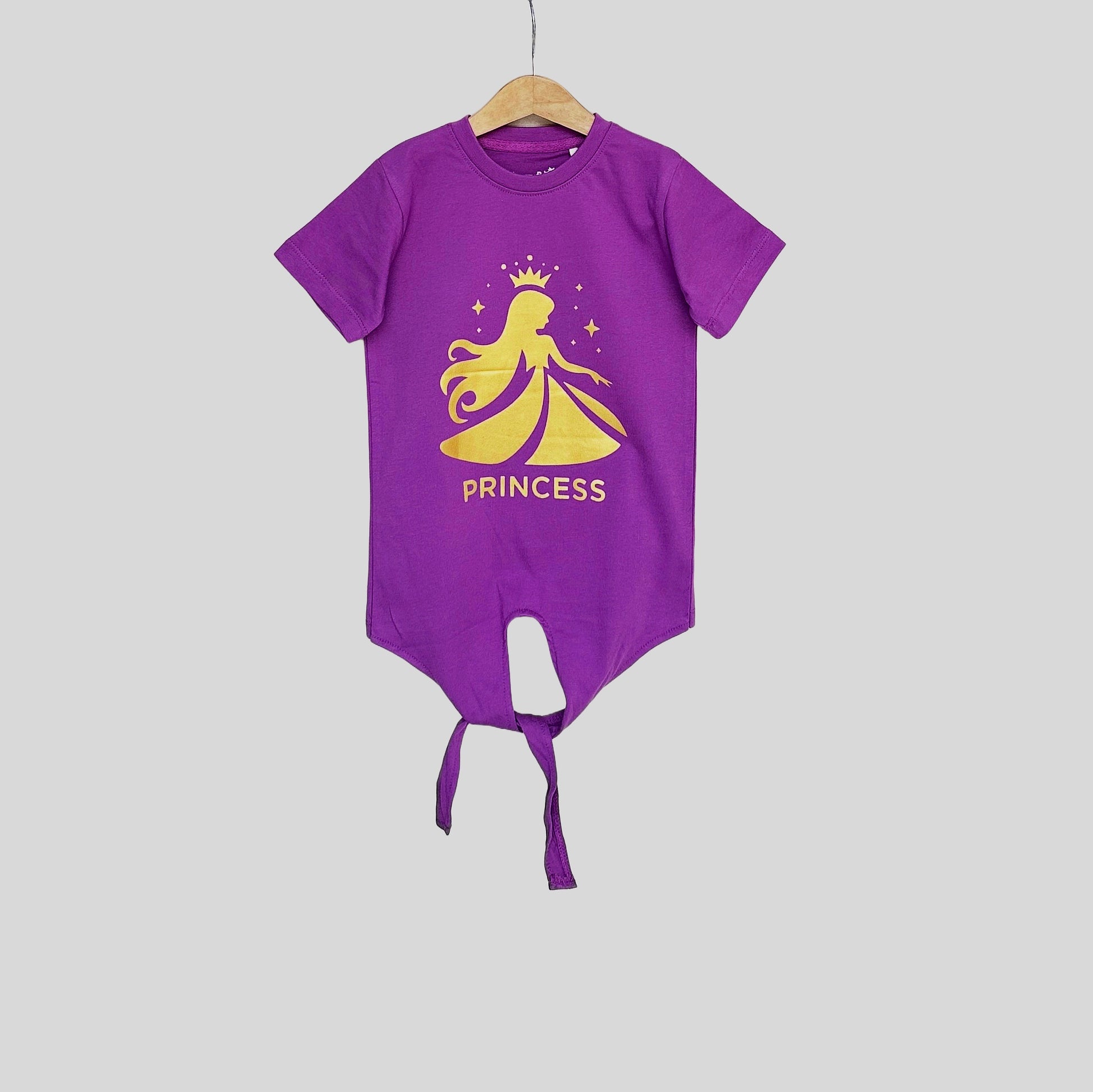 Fashion knot t-shirt with "Fashion Queen" print on the front