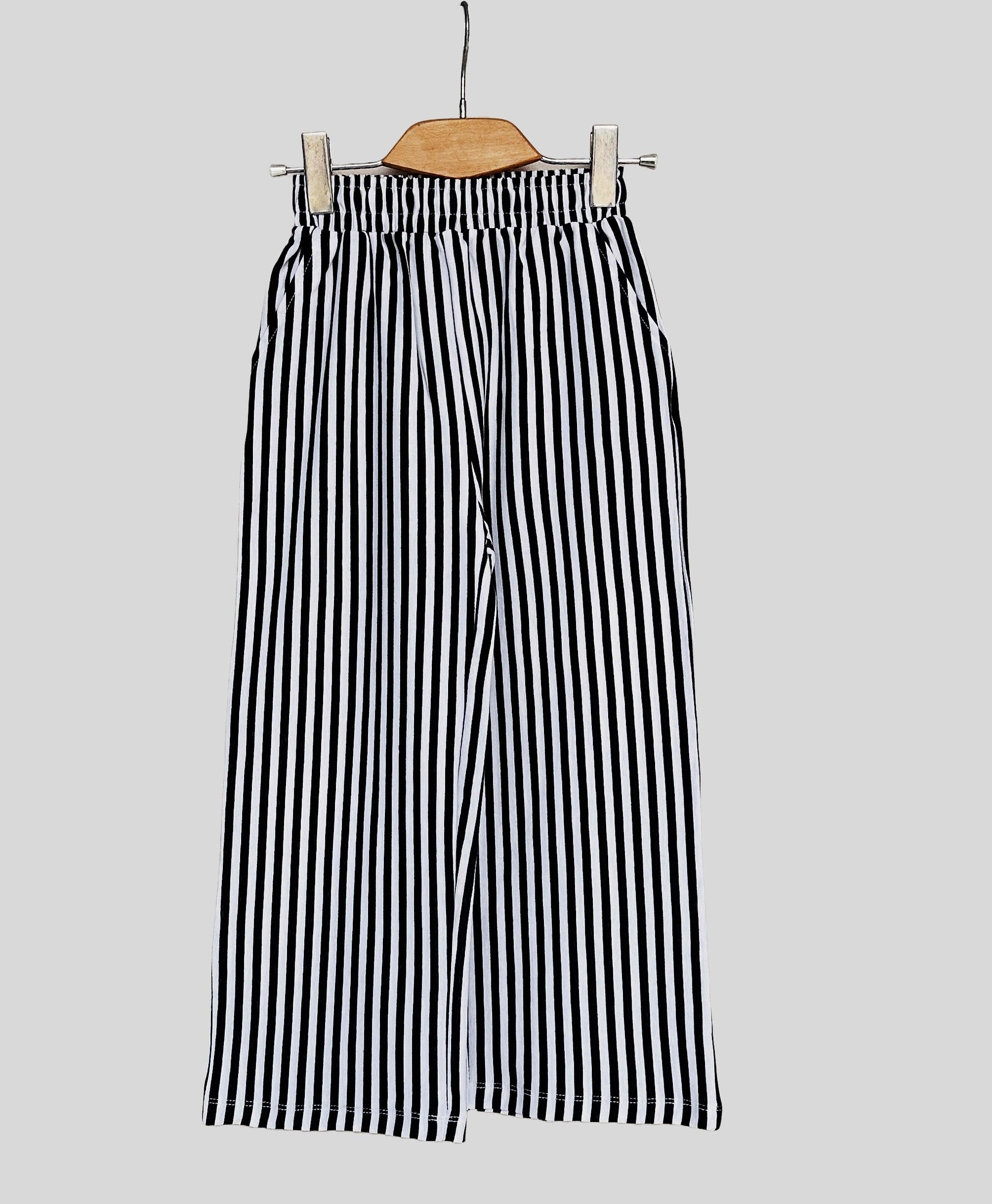 Loose fit girl's trouser with vertical stripes