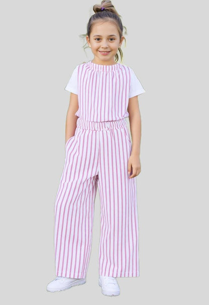Girls' loose fit trouser with an elastic waistband and vertical stripes, designed for casual comfort and a relaxed silhouette